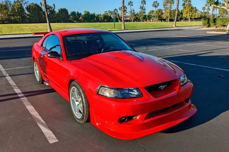 На торги выставлен Ford Mustang SVT Cobra R 2000: в тот год из собрали только 300 штук