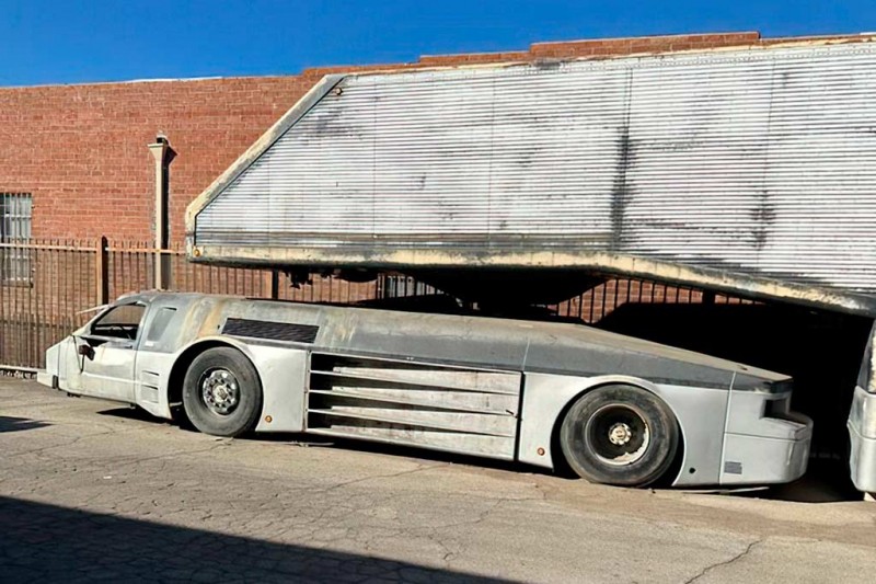 В продаже причудливый тягач Peterbilt из старого фантастического сериала
