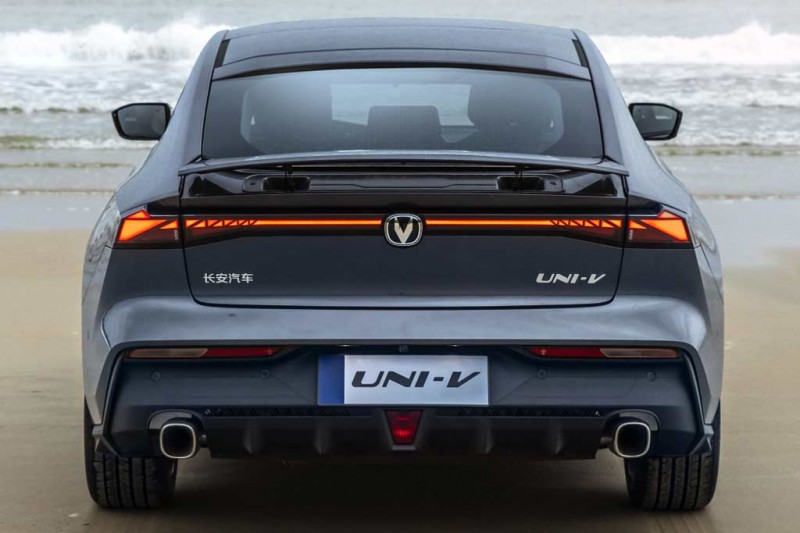 Changan Uni-V: стильный лифтбек из Поднебесной с выдвижным спойлером