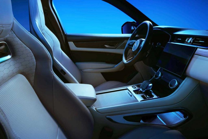 Кроссовер Jaguar F-Pace 2023 получил расширенное базовое оснащение
