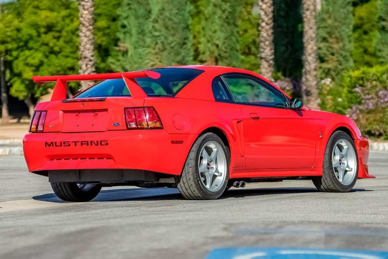 На торги выставлен Ford Mustang SVT Cobra R 2000: в тот год из собрали только 300 штук