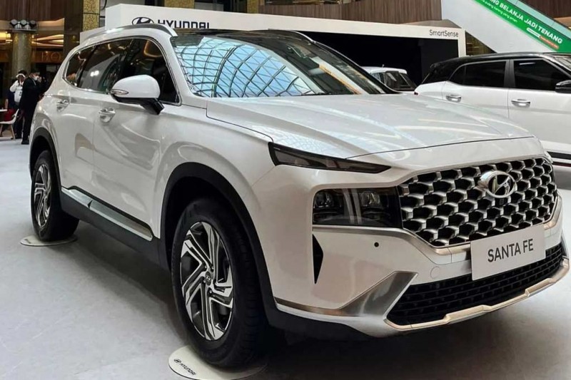 В России появились новые кроссоверы Hyundai Santa Fe из Казахстана