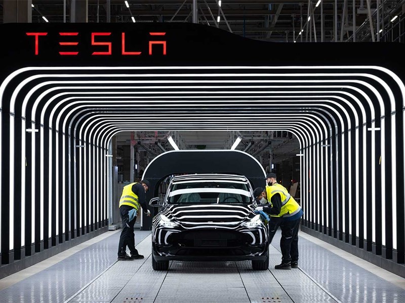Tesla начинает массовые сокращения персонала 1 Tesla начинает массовые сокращения персонала