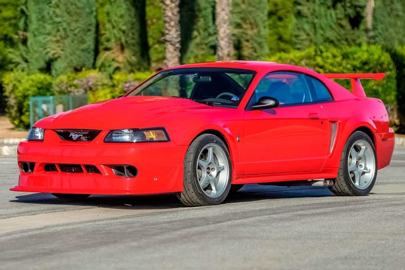 На торги выставлен Ford Mustang SVT Cobra R 2000: в тот год из собрали только 300 штук