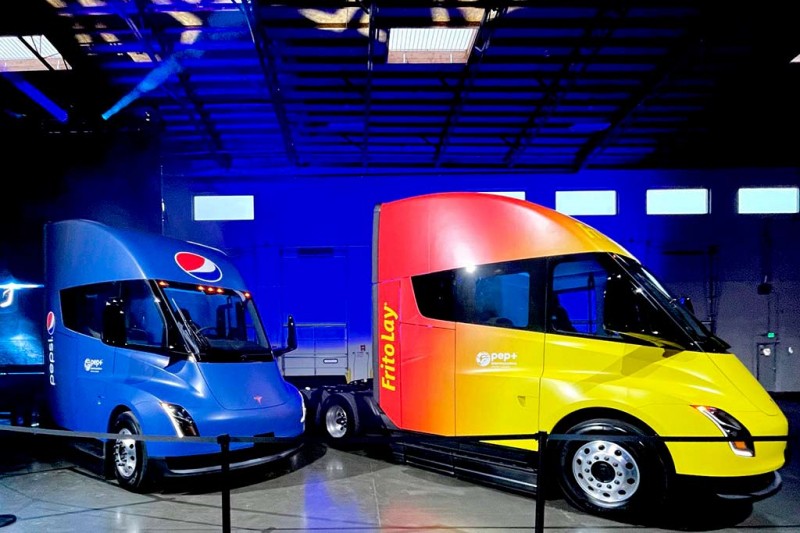 Компания Tesla начала отгрузку элетротягачей Semi первым клиентам 3 Компания Tesla начала отгрузку элетротягачей Semi первым клиентам