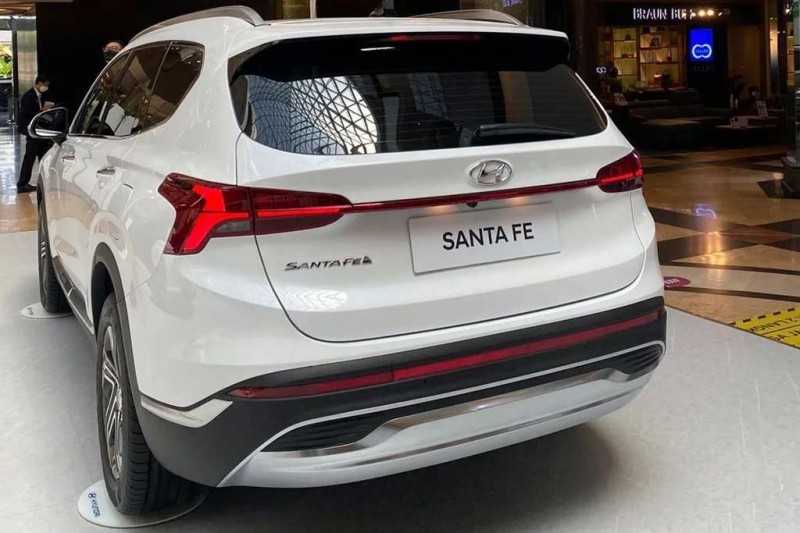 В России появились новые кроссоверы Hyundai Santa Fe из Казахстана