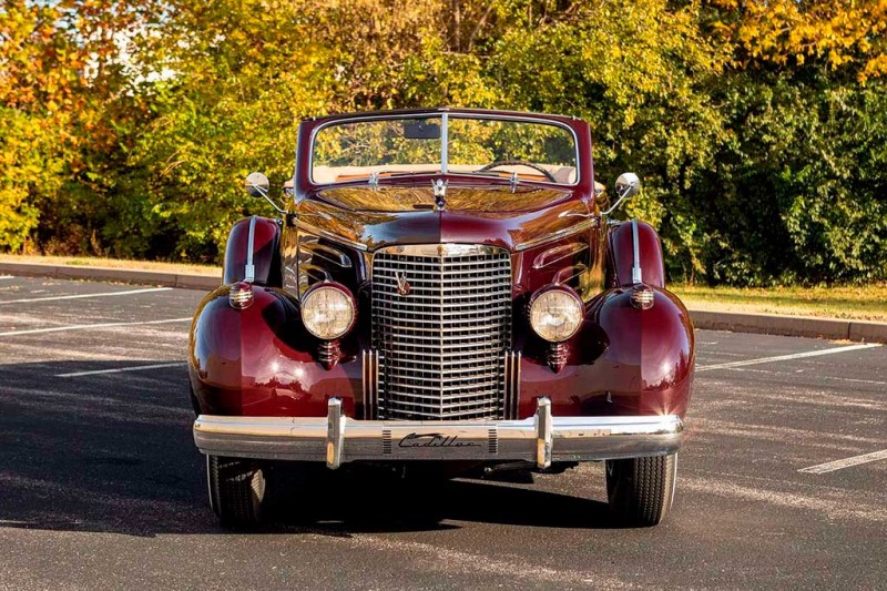 Редкий кабриолет Cadillac Series 90 V16 1938 года ушел с молотка почти за 12 млн руб