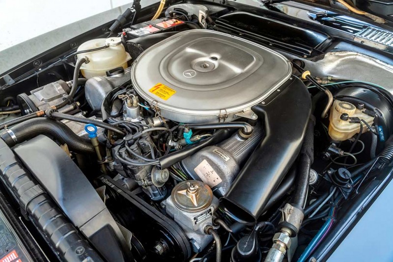 Очень редкий &laquo;американский&raquo; Mercedes-Benz 500 SL AMG 5.0 с механикой продадут с молотка