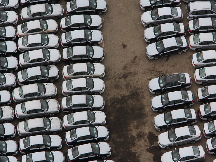 Три катастрофы, которые «светят» авторынку России в 2023 году