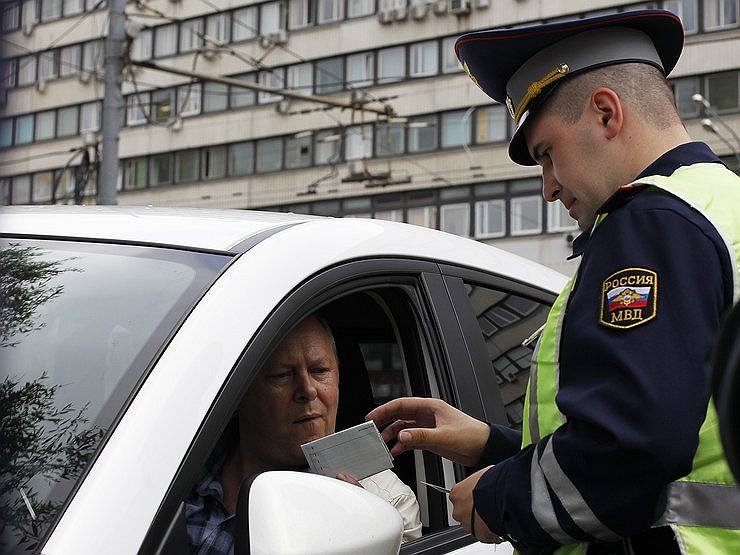 Могут ли в действительности сотрудники ГИБДД потребовать от пассажира предъявить документы