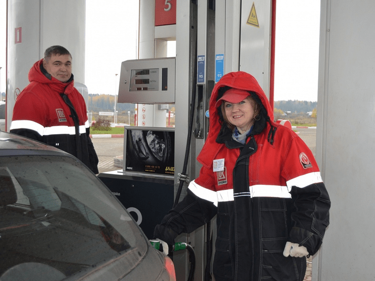 Почему сервис заправщиков на АЗС очень опасен для водителей