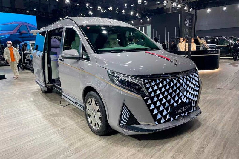 Доработанный китайскими тюнерами Mercedes V-Class оказался в 2,5 раза дороже исходной модели 1 Доработанный китайскими тюнерами Mercedes V-Class оказался в 2,5 раза дороже исходной модели