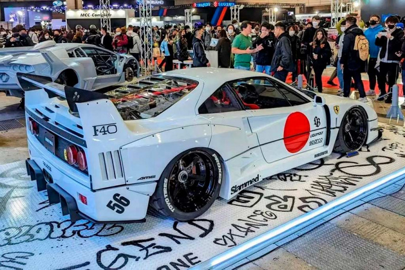 В Токио показали тюнингованный Ferrari F40 с широкофюзеляжным обвесом от Liberty Walk
