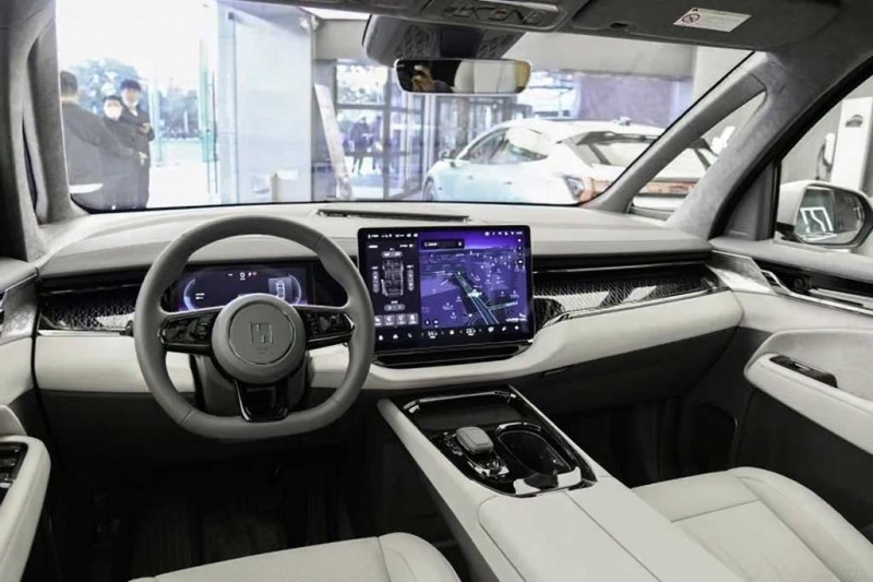 Минивэн за 12 миллионов: в Россию привезли новенький Zeekr 009 из Китая