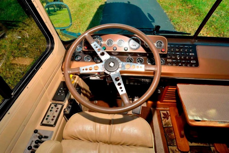 Старый автобус GMC New Look 1965 переделали в кемпер и теперь продают с молотка