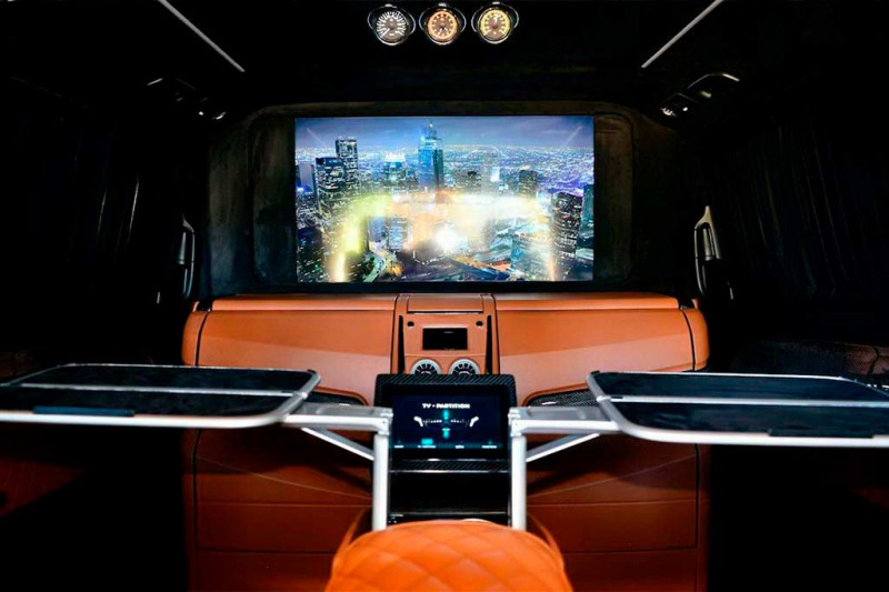 В продаже сразу два дорогих минивэна Mercedes Metris в стиле автомобилей марки Maybach