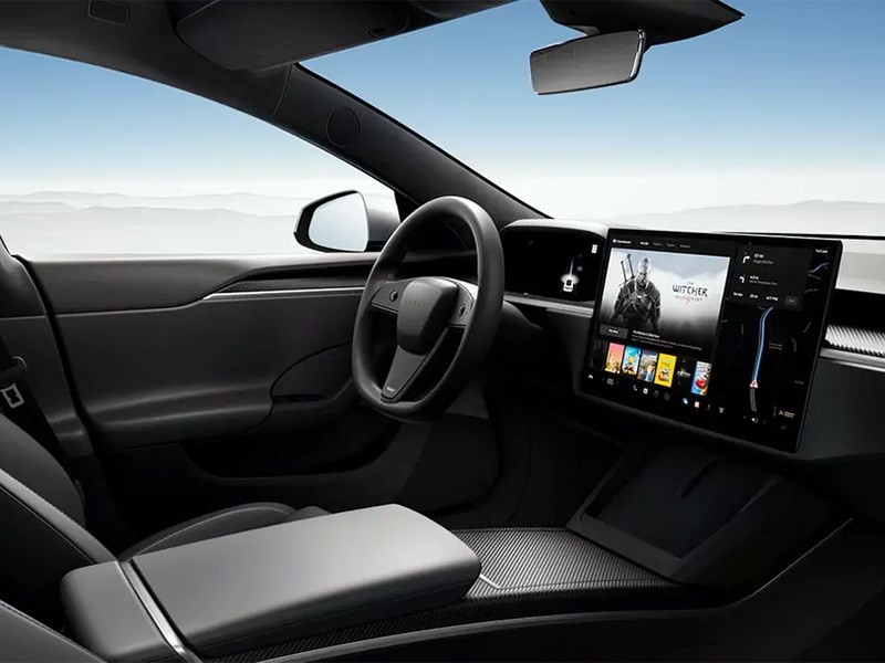 Tesla вернула на свои автомобили круглый руль