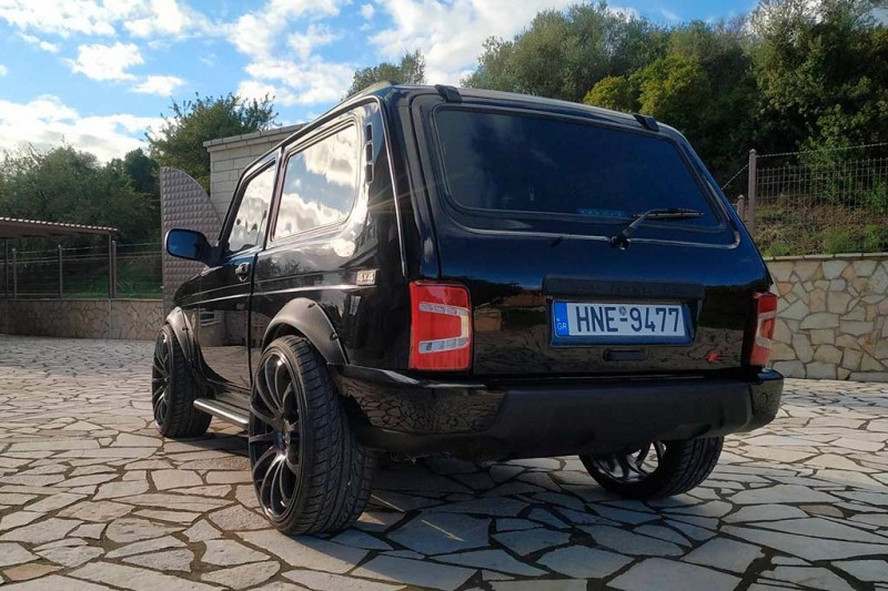 В Греции продают серьезно доработанный внедорожник Lada Niva за 2,7 млн рублей