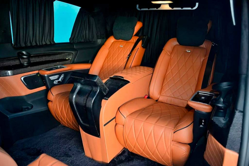 В продаже сразу два дорогих минивэна Mercedes Metris в стиле автомобилей марки Maybach
