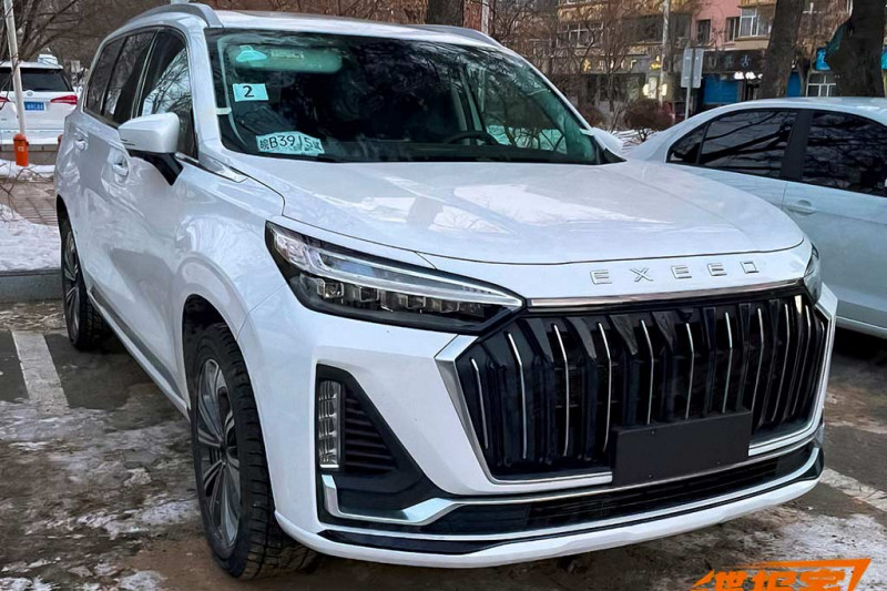 Обновленный Exeed VX: слегка измененная внешность и три дисплея в салоне