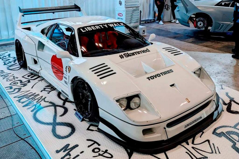 В Токио показали тюнингованный Ferrari F40 с широкофюзеляжным обвесом от Liberty Walk