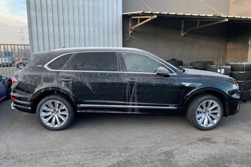 В Россию везут удлиненный Bentley Bentayga EWB за 46,5 млн рублей