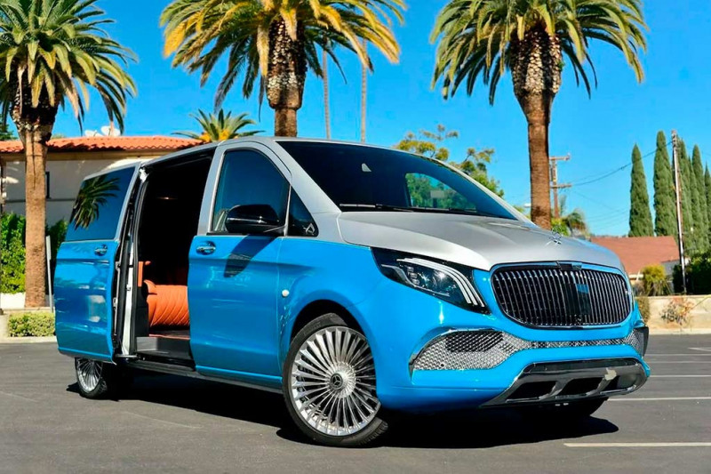 В продаже сразу два дорогих минивэна Mercedes Metris в стиле автомобилей марки Maybach