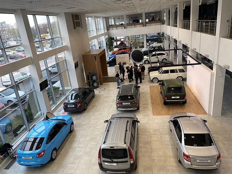 В какой день недели выгоднее всего покупать автомобиль