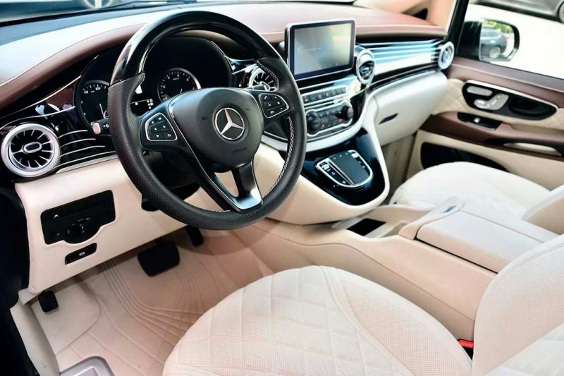 В продаже сразу два дорогих минивэна Mercedes Metris в стиле автомобилей марки Maybach