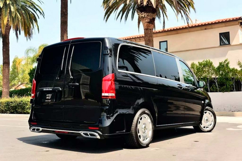 В продаже сразу два дорогих минивэна Mercedes Metris в стиле автомобилей марки Maybach