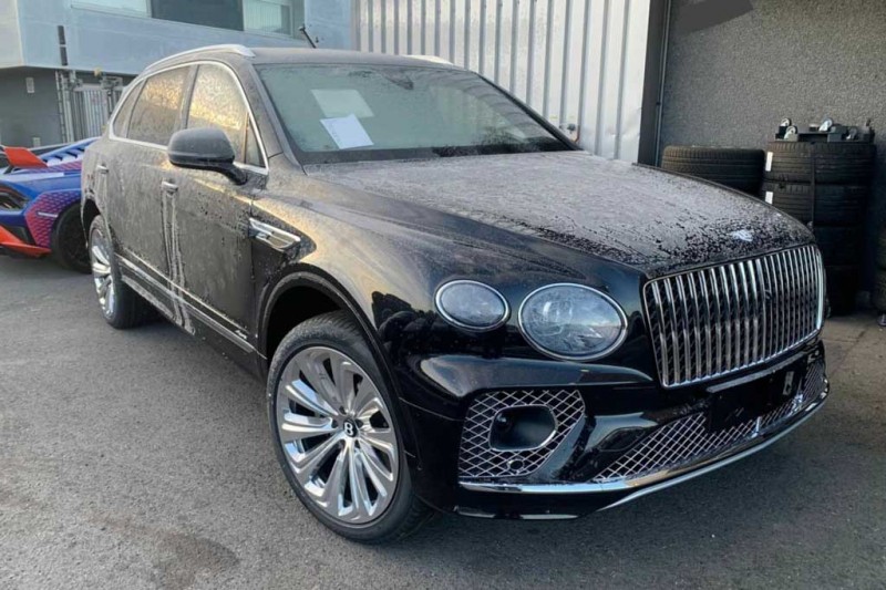 В Россию везут удлиненный Bentley Bentayga EWB за 46,5 млн рублей