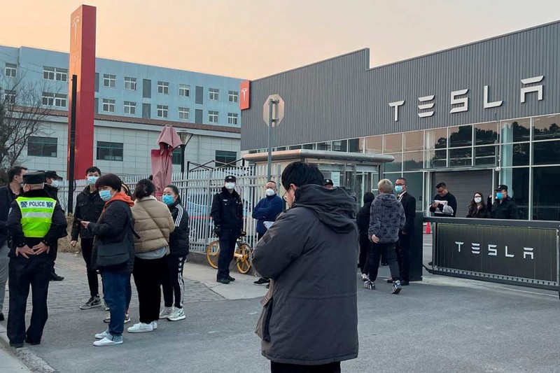Владельцы Tesla в Китае устроили пикет из-за снижения цен на новые электрокары