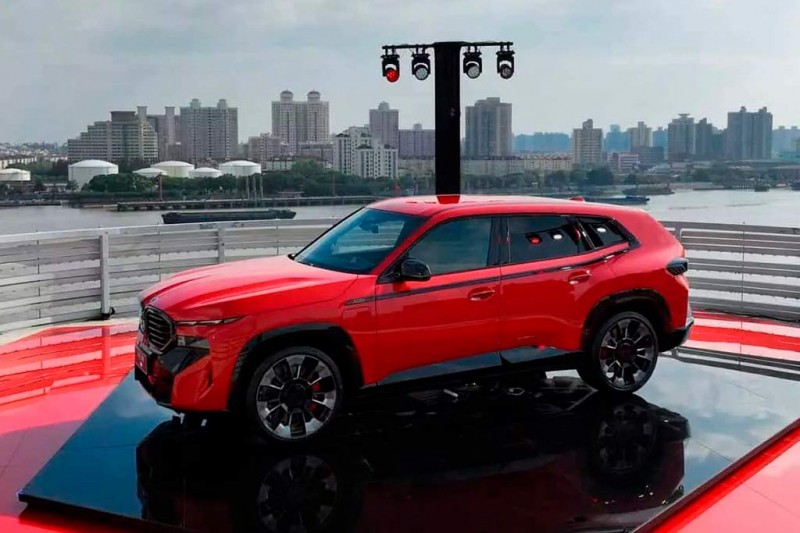 В Китае показали кроссовер BMW XM в эффектном красном оттенке &laquo;Toronto Red&raquo;