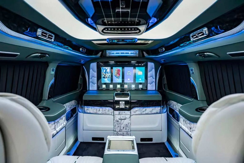 Доработанный китайскими тюнерами Mercedes V-Class оказался в 2,5 раза дороже исходной модели 6 Доработанный китайскими тюнерами Mercedes V-Class оказался в 2,5 раза дороже исходной модели