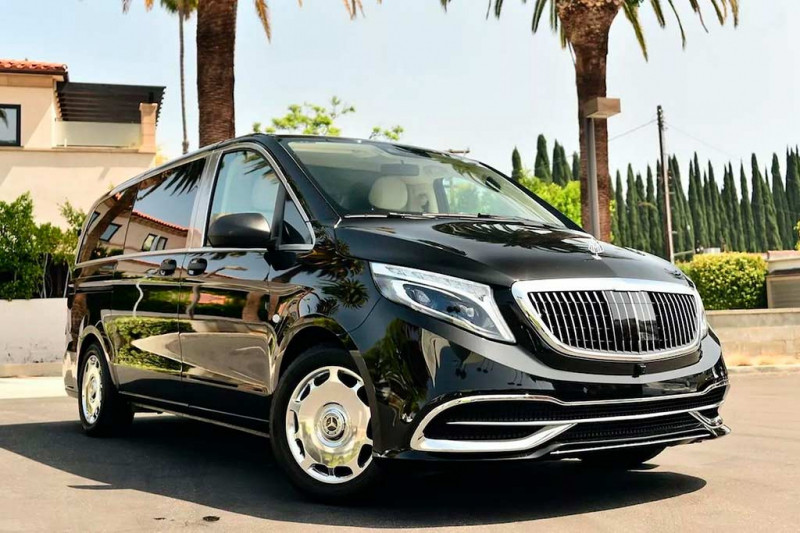 В продаже сразу два дорогих минивэна Mercedes Metris в стиле автомобилей марки Maybach