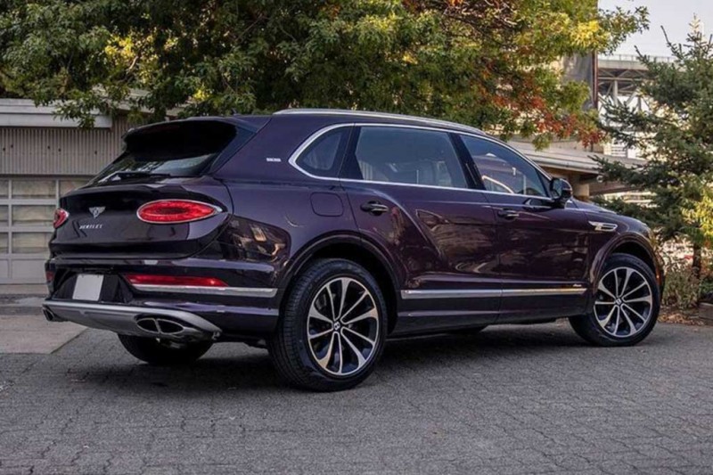 В Россию везут удлиненный Bentley Bentayga EWB за 46,5 млн рублей