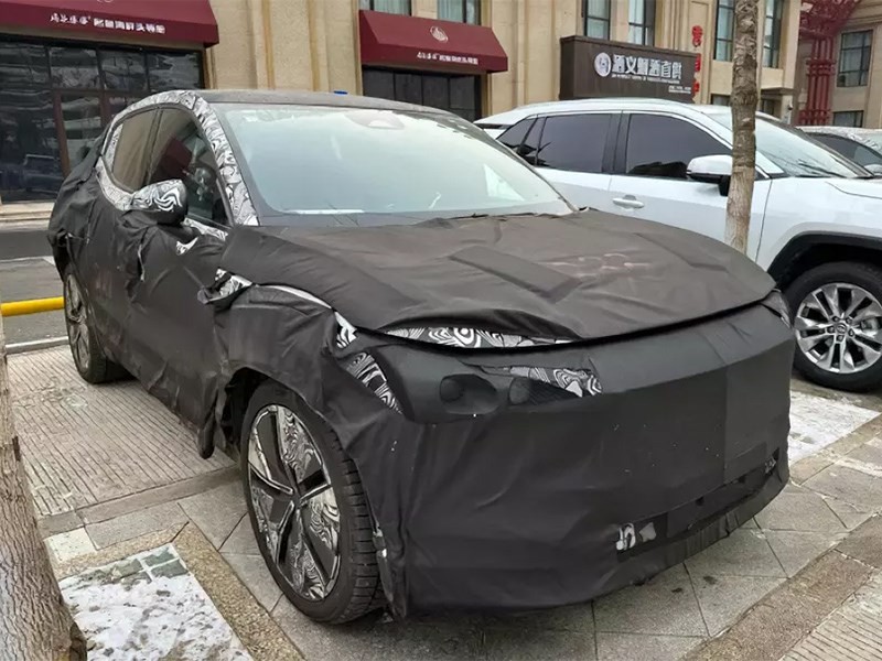 Volvo вывела на тесты электрический EX30
