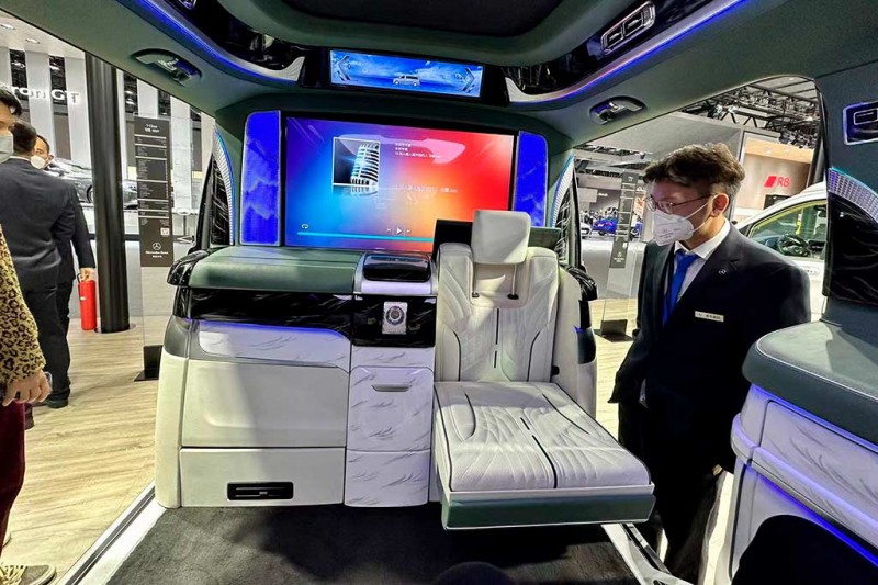Доработанный китайскими тюнерами Mercedes V-Class оказался в 2,5 раза дороже исходной модели 4 Доработанный китайскими тюнерами Mercedes V-Class оказался в 2,5 раза дороже исходной модели