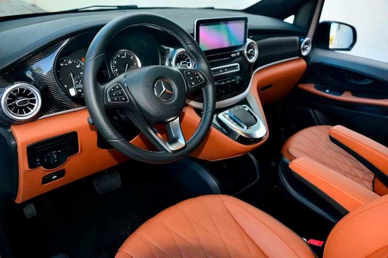 В продаже сразу два дорогих минивэна Mercedes Metris в стиле автомобилей марки Maybach