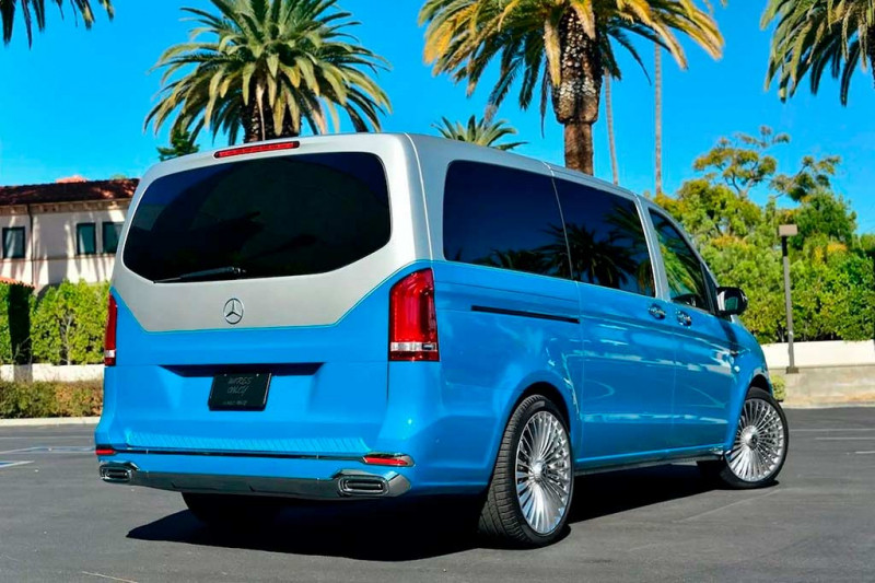 В продаже сразу два дорогих минивэна Mercedes Metris в стиле автомобилей марки Maybach