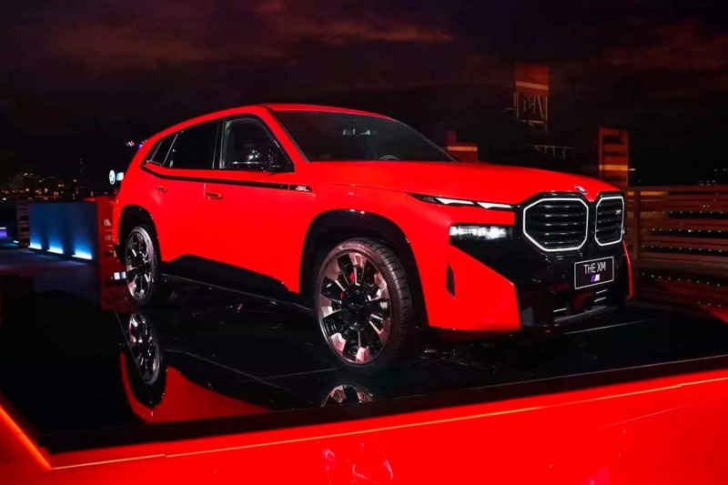 В Китае показали кроссовер BMW XM в эффектном красном оттенке «Toronto Red»