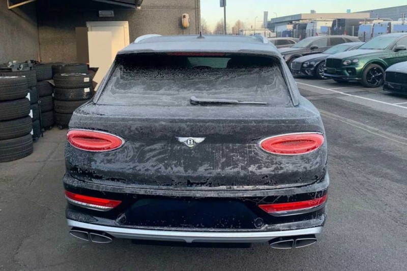 В Россию везут удлиненный Bentley Bentayga EWB за 46,5 млн рублей
