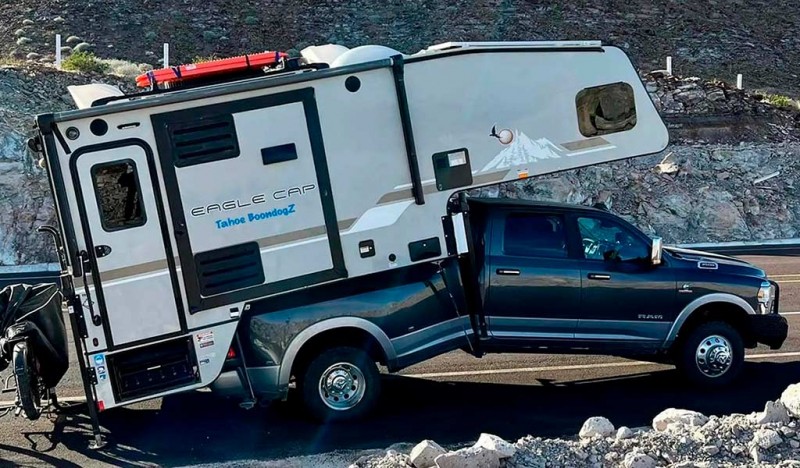 У пикапа Ram 3500 с жилой надстройкой сломалась рама, но дилер в ремонте отказывает 1 У пикапа Ram 3500 с жилой надстройкой сломалась рама, но дилер в ремонте отказывает
