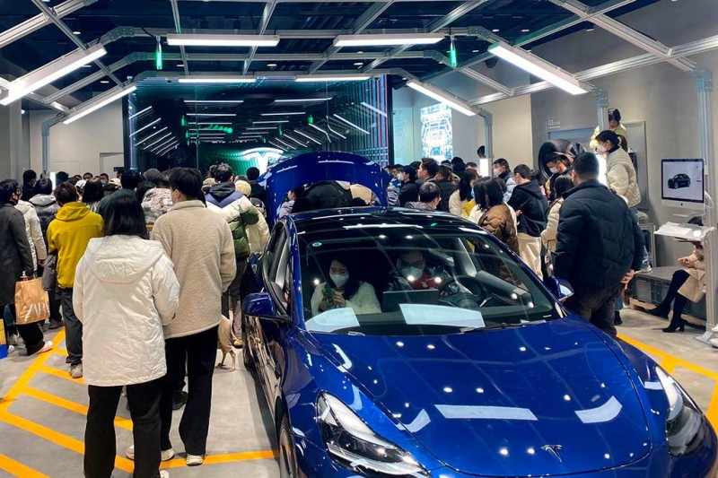 Владельцы Tesla в Китае устроили пикет из-за снижения цен на новые электрокары