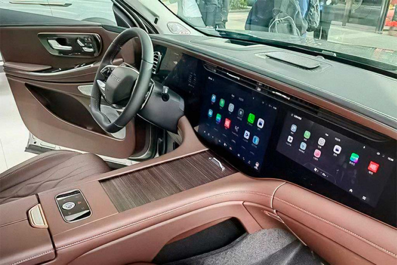 Обновленный Exeed VX: слегка измененная внешность и три дисплея в салоне