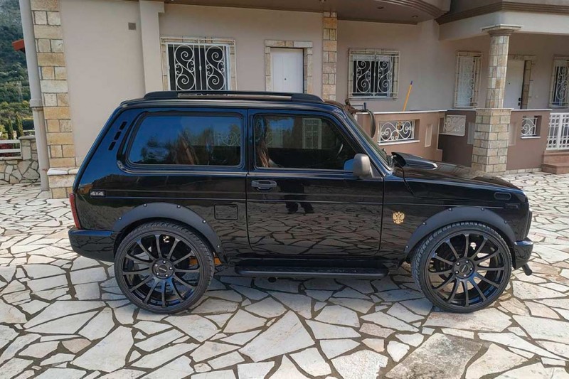 В Греции продают серьезно доработанный внедорожник Lada Niva за 2,7 млн рублей