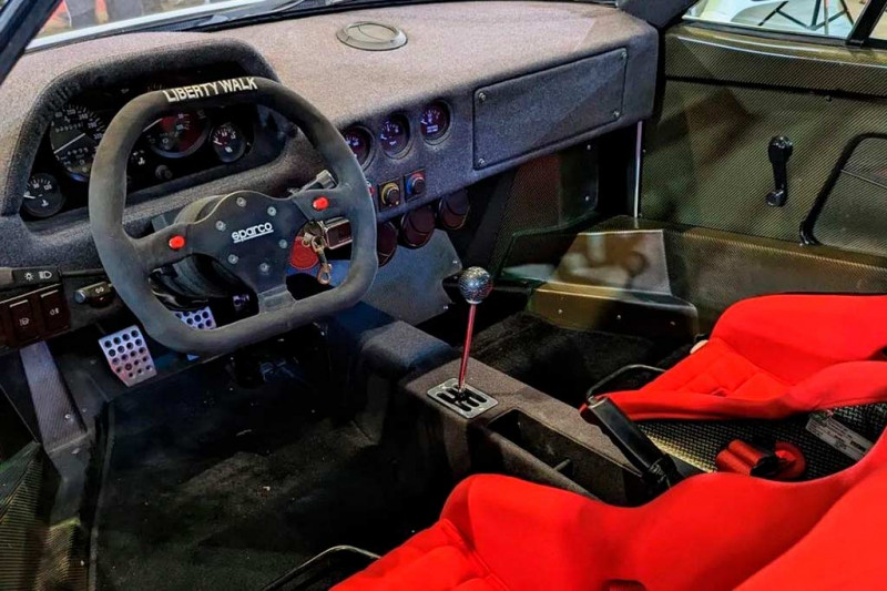 В Токио показали тюнингованный Ferrari F40 с широкофюзеляжным обвесом от Liberty Walk