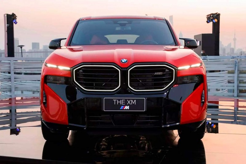 В Китае показали кроссовер BMW XM в эффектном красном оттенке &laquo;Toronto Red&raquo;