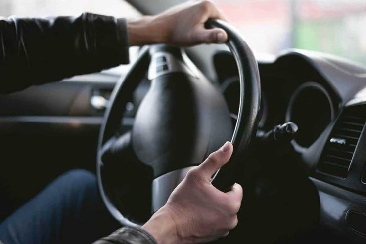Почему зимой автомобиль поворачивает вправо, если мы крутим руль влево