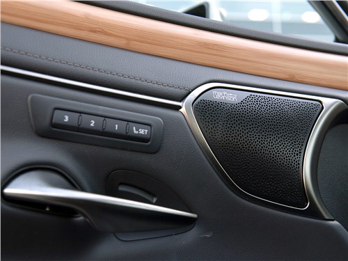 Почему "Drivers car" - это не про Lexus ES
